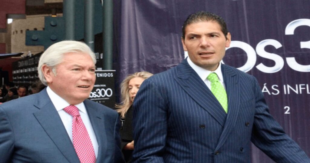 Carlos Hank Rhon junto a su hijo Carlos Hank González durante evento.