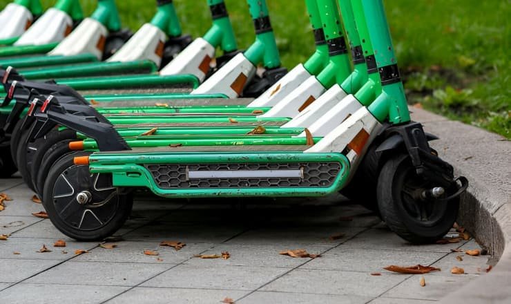 Patines eléctricos aparcados en la calle