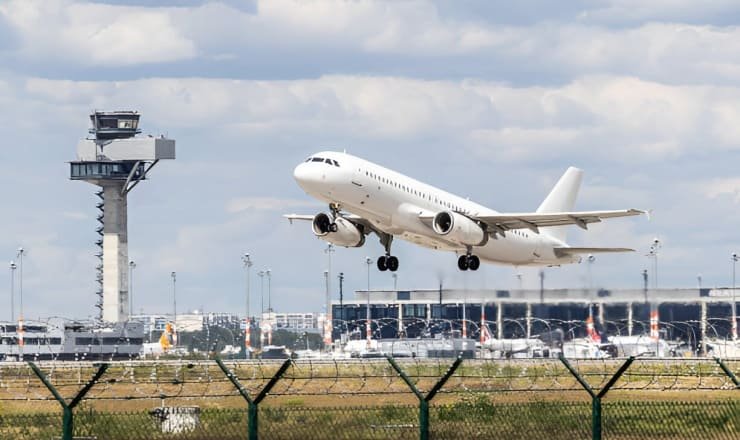 Avión despegando del aeropuerto