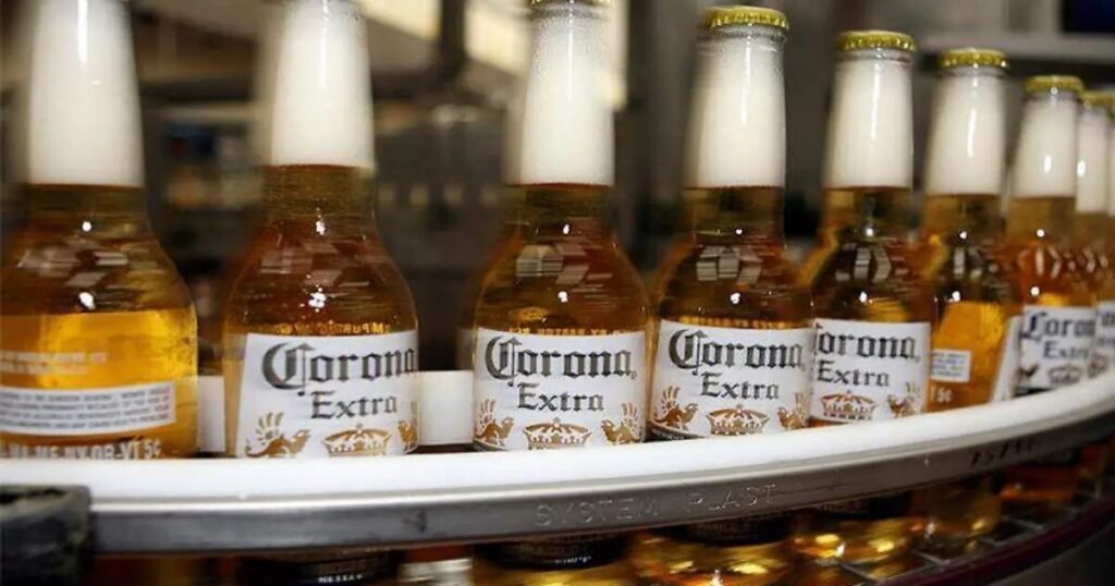 Botellas de cerveza Corona en línea de producción de Grupo Modelo
