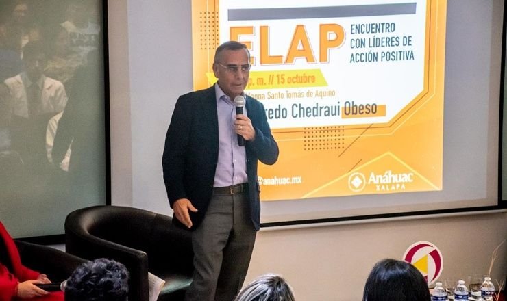 Alfredo Chedraui Obeso exponiendo en conferencia dentro de recinto de la Universidad Anáhuac