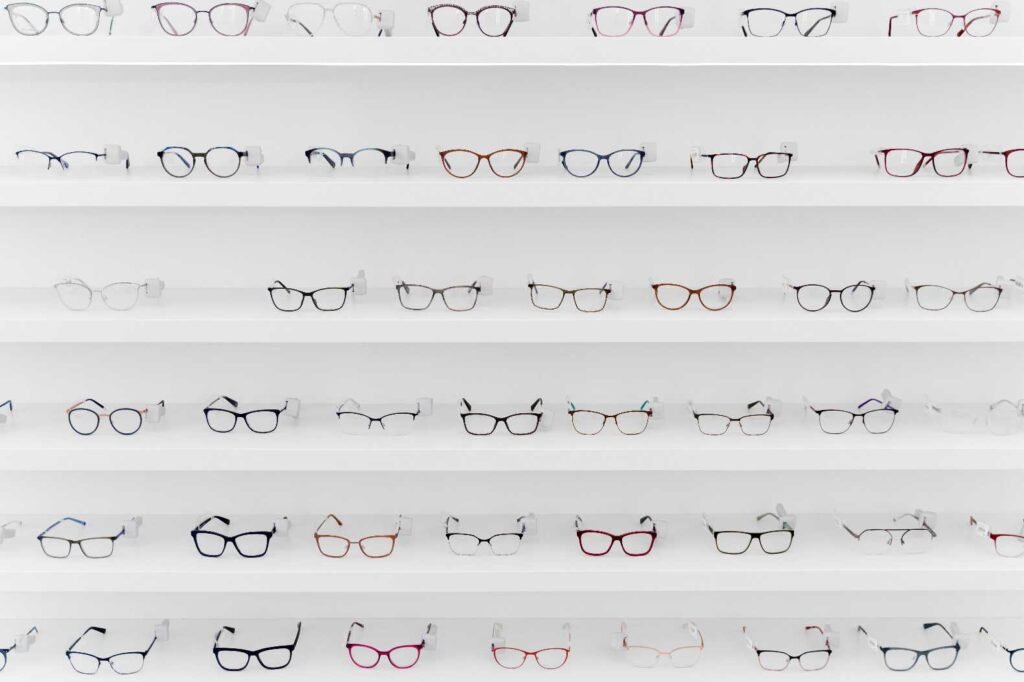 Variedad de lentes sobre un fondo blanco