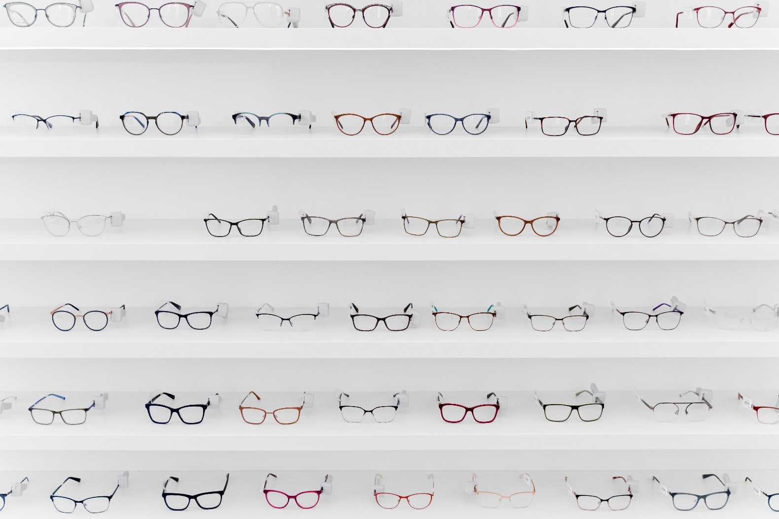 Variedad de lentes sobre un fondo blanco