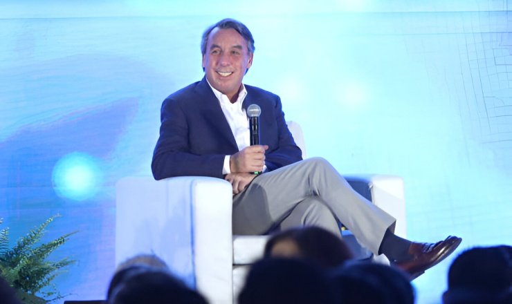 Emilio Azcárraga Jean sentado y sonriente durante un evento de la fundación Bécalos
