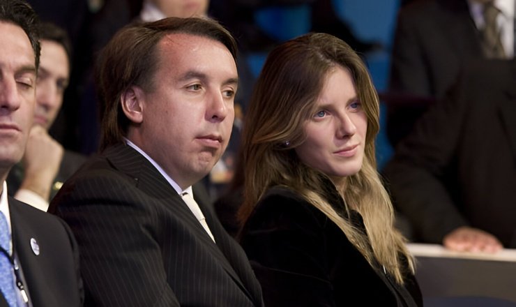 Emilio Azcárraga Jean junto a su esposa en un evento empresarial