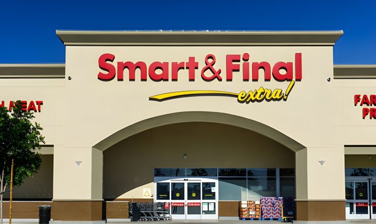 Entrada principal de la tienda minorista Smart & Final en Estados Unidos