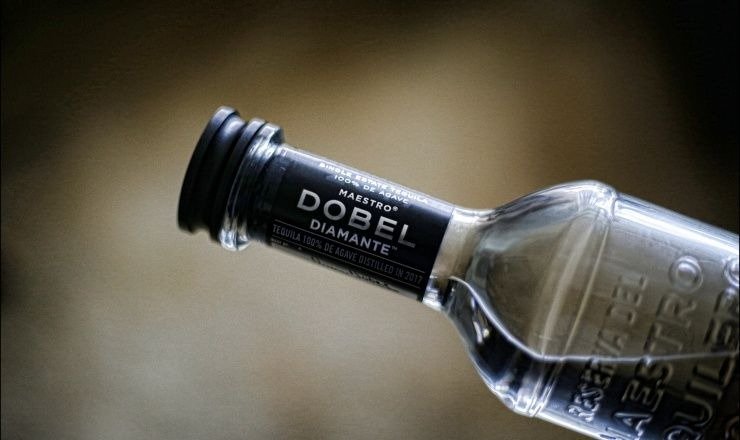 Plano detalle de una botella inclinada de Maestro Dobel Diamante