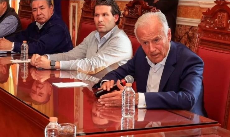 Rufino Vigil González durante una reunión empresarial