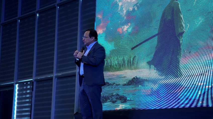 Ernesto Reséndiz López al frente de una conferencia