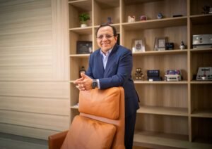 Ernesto Reséndiz recargado en el respaldo de una silla dentro de una oficina