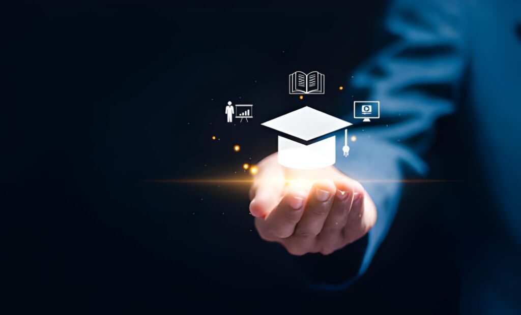 Mano con haz luminoso sosteniendo birrete virtual con íconos de gráfica, libro y video