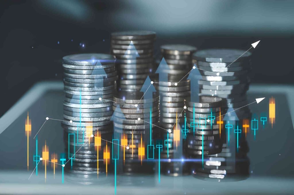 Pila de monedas plateadas detrás de gráficos de flechas ascendentes 