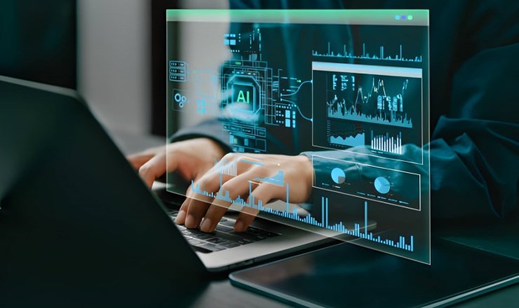 Persona trabajando en una laptop - Representación virtual del análisis de datos mediante IA