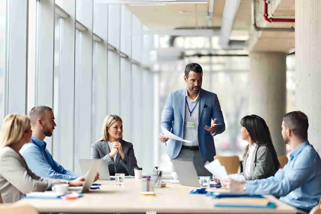 Líder explicando tranquilamente a equipo de trabajo - Inteligencia emocional
