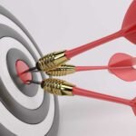 Tres blancos con una flecha en el centro del primero y otra cerca del centro en el segundo