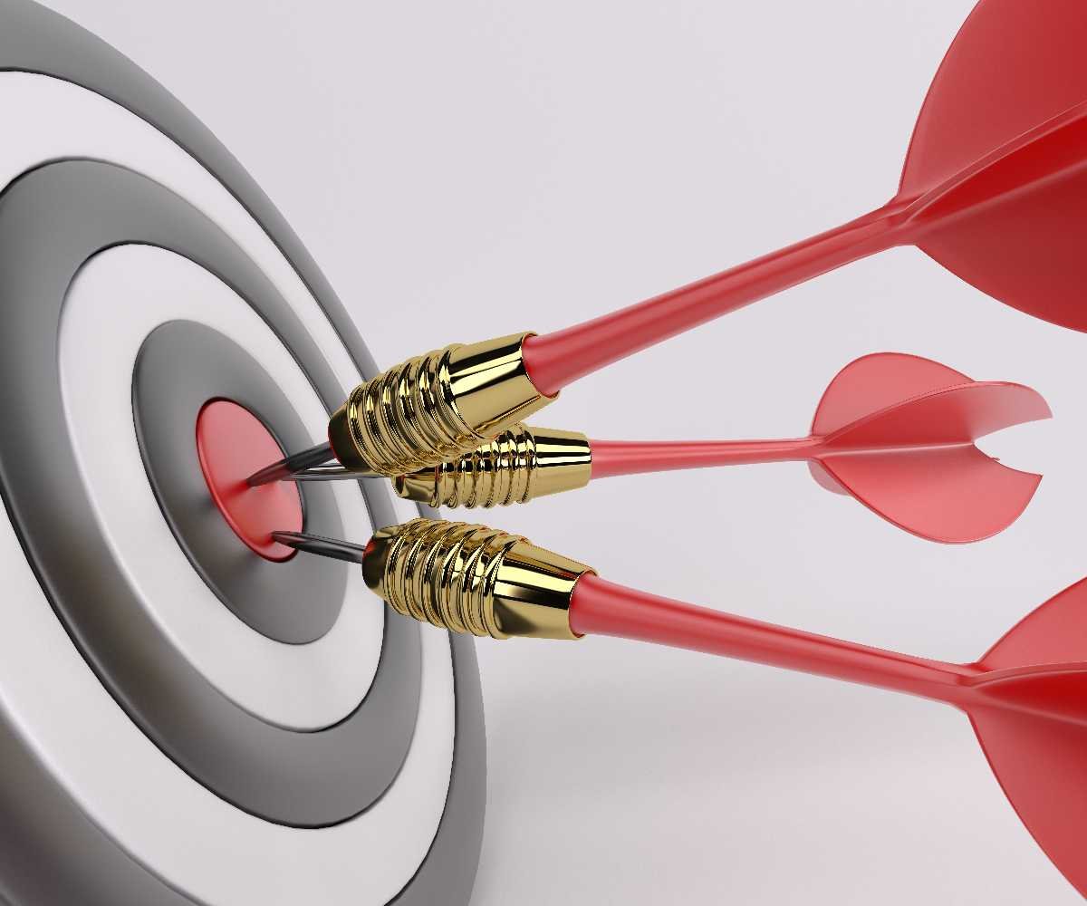 Tres blancos con una flecha en el centro del primero y otra cerca del centro en el segundo