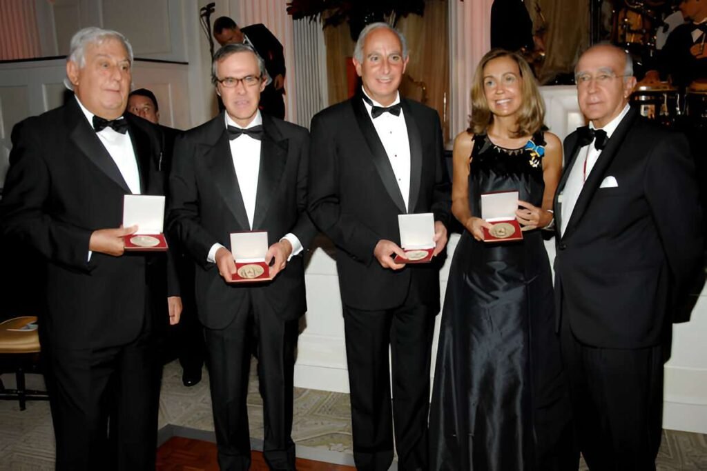 Antonio del Valle Ruiz con otras personas mostrando medallas