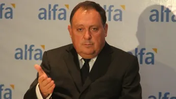  Armando Garza Sada hablando durante un evento de Grupo Alfa