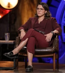 Alejandra Ríos Spinola, inversionista y empresaria mexicana durante su participación en Shark Tank México, vistiendo traje burdeos