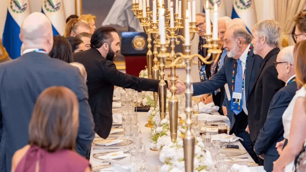 Carlos Slim durante evento empresarial
