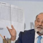 : Carlos Slim durante una conferencia de prensa mostrando un documento