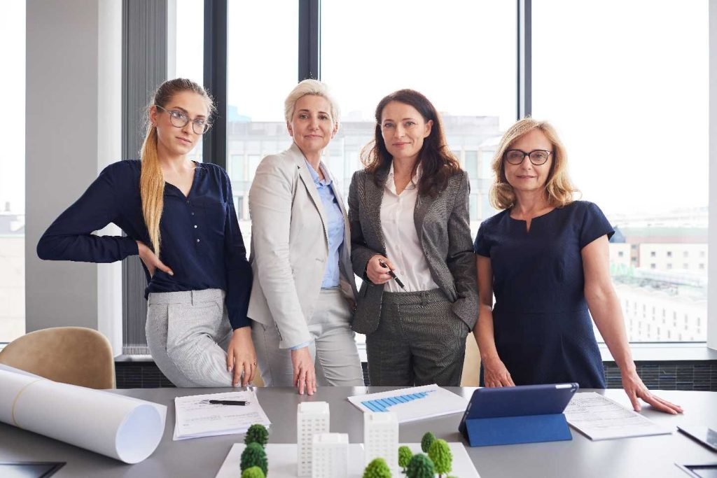 mujeres empresarias exitosas mirando al frente