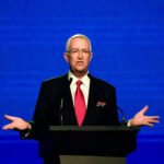 Ricardo Salinas Pliego durante conferencia