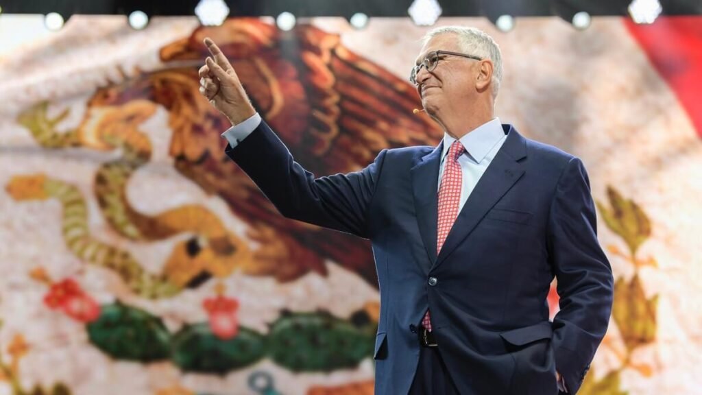 Ricardo Salinas Pliego explicando en foro
