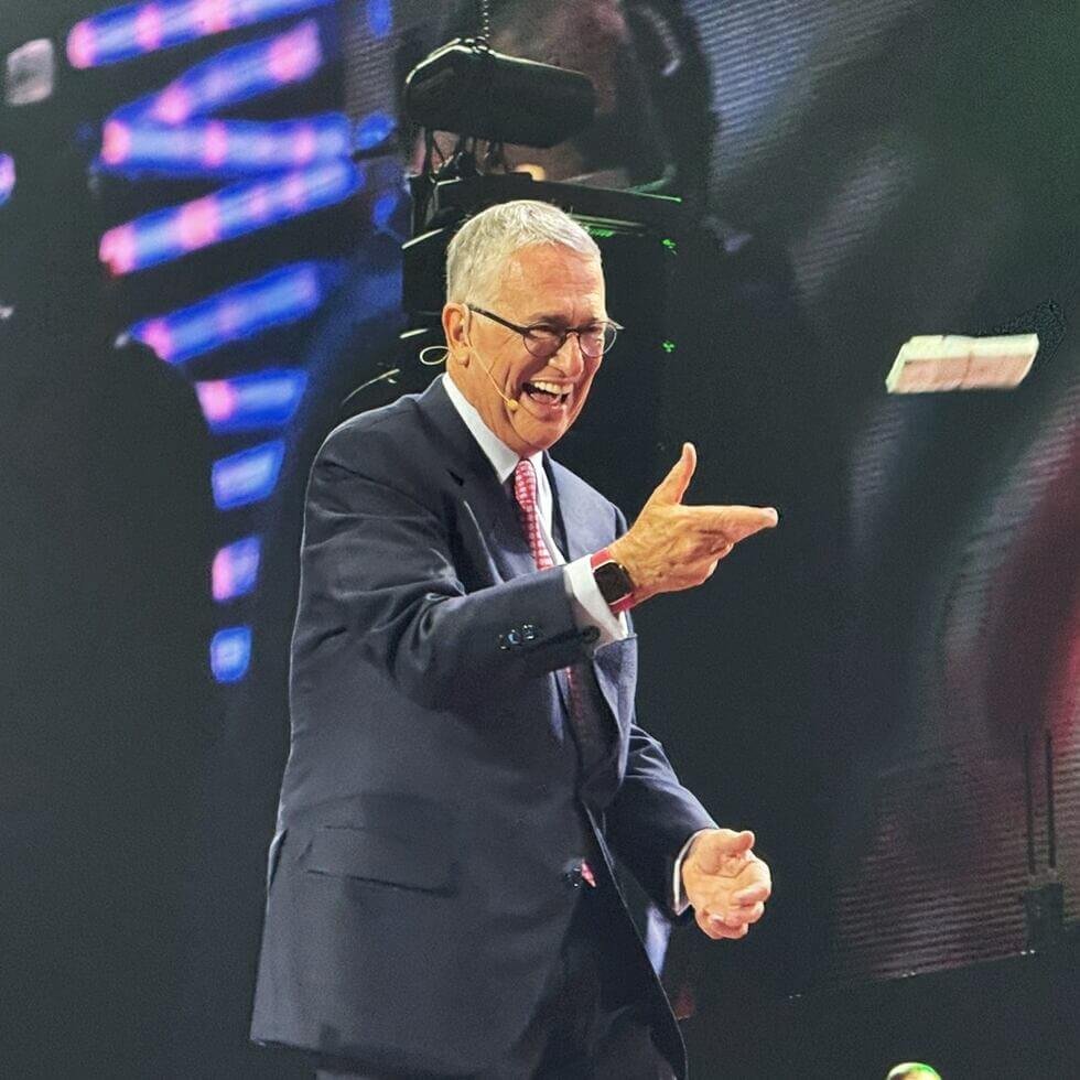 Ricardo salinas Pliego sonriente en evento público
