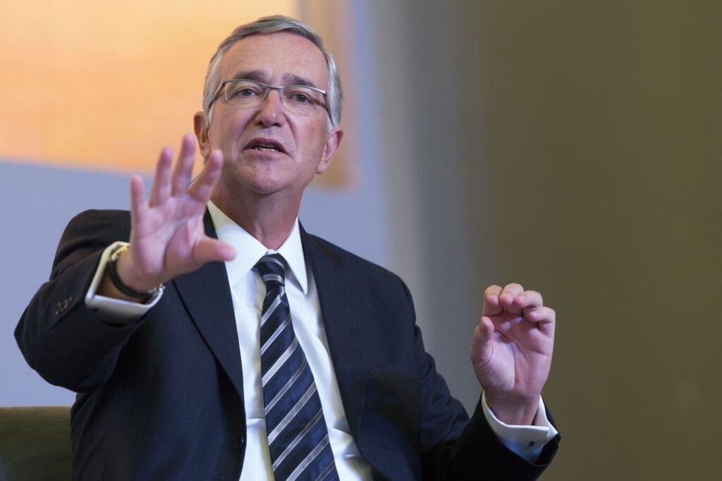  Ricardo Salinas Pliego visiblemente molesto
