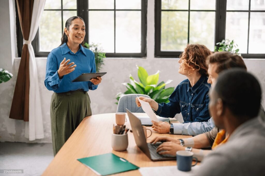 Mujer explicando su idea a grupo de personas